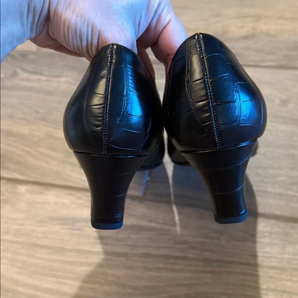 Easy Street Black Croc-Patterned Heels Sz 8 W